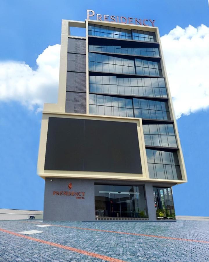 Presidency Airport Hotel Kochi Esterno foto