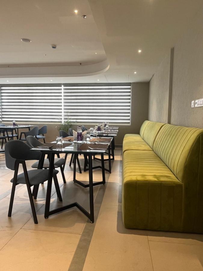 Presidency Airport Hotel Kochi Esterno foto