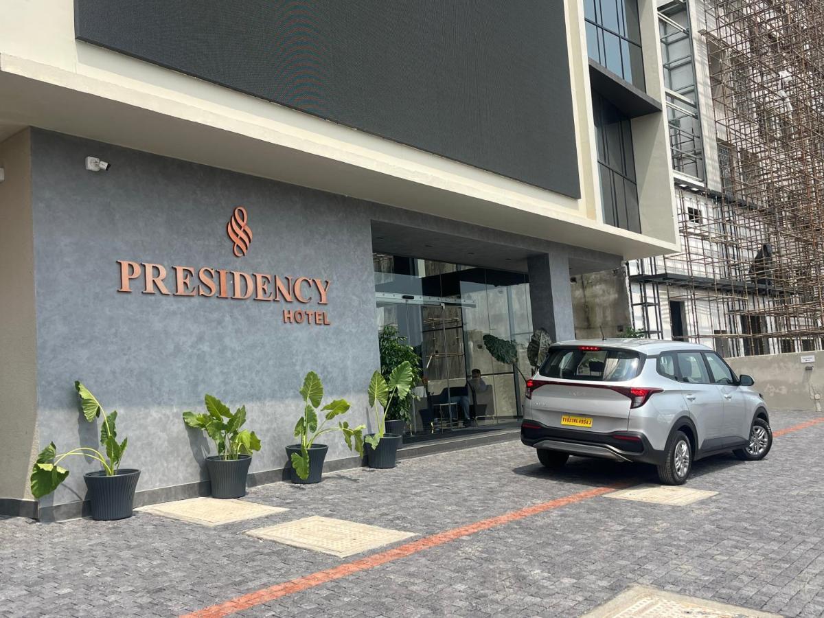 Presidency Airport Hotel Kochi Esterno foto