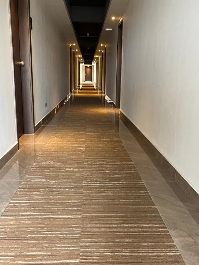 Presidency Airport Hotel Kochi Esterno foto
