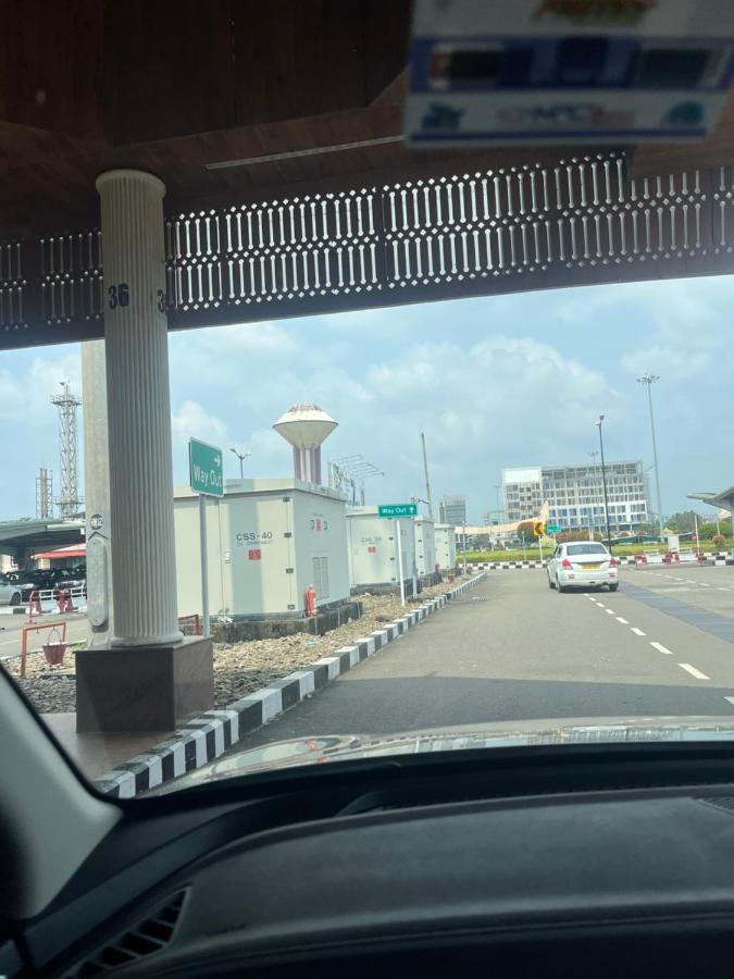 Presidency Airport Hotel Kochi Esterno foto
