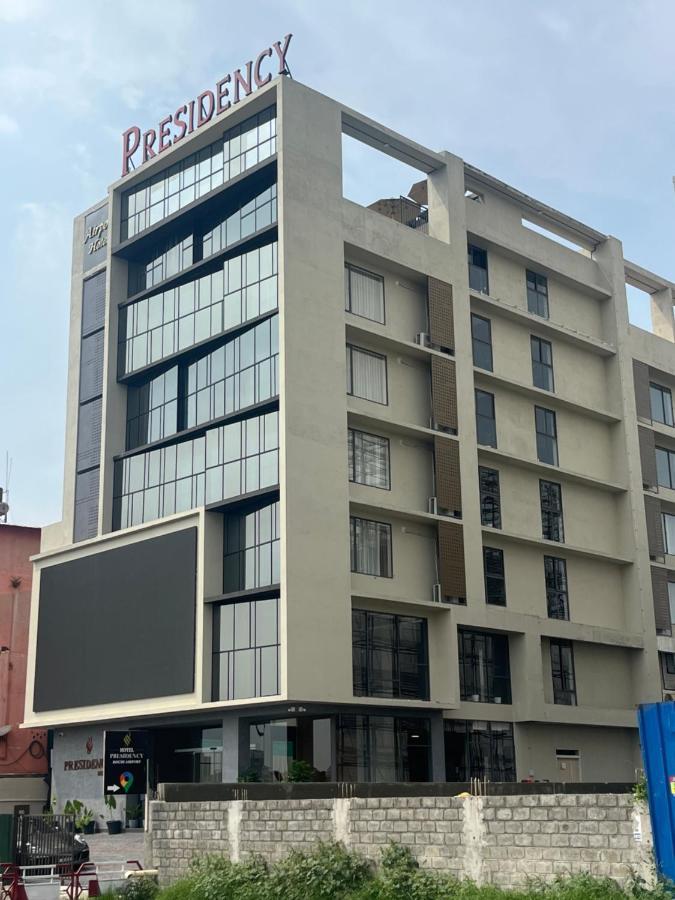 Presidency Airport Hotel Kochi Esterno foto