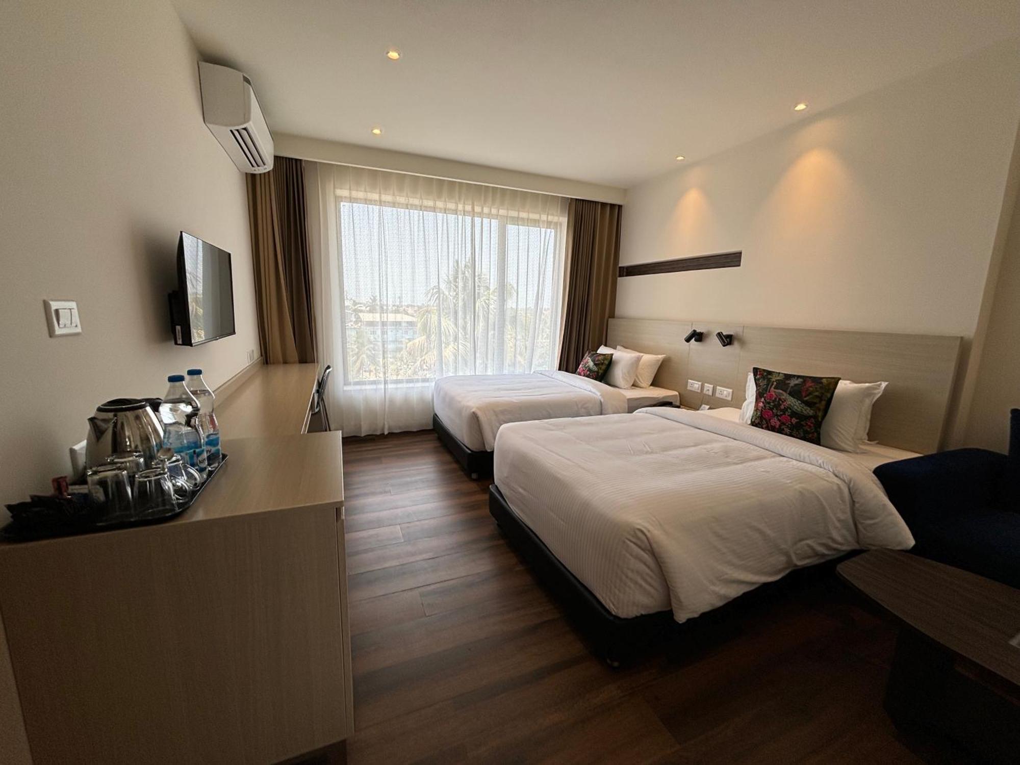 Presidency Airport Hotel Kochi Esterno foto