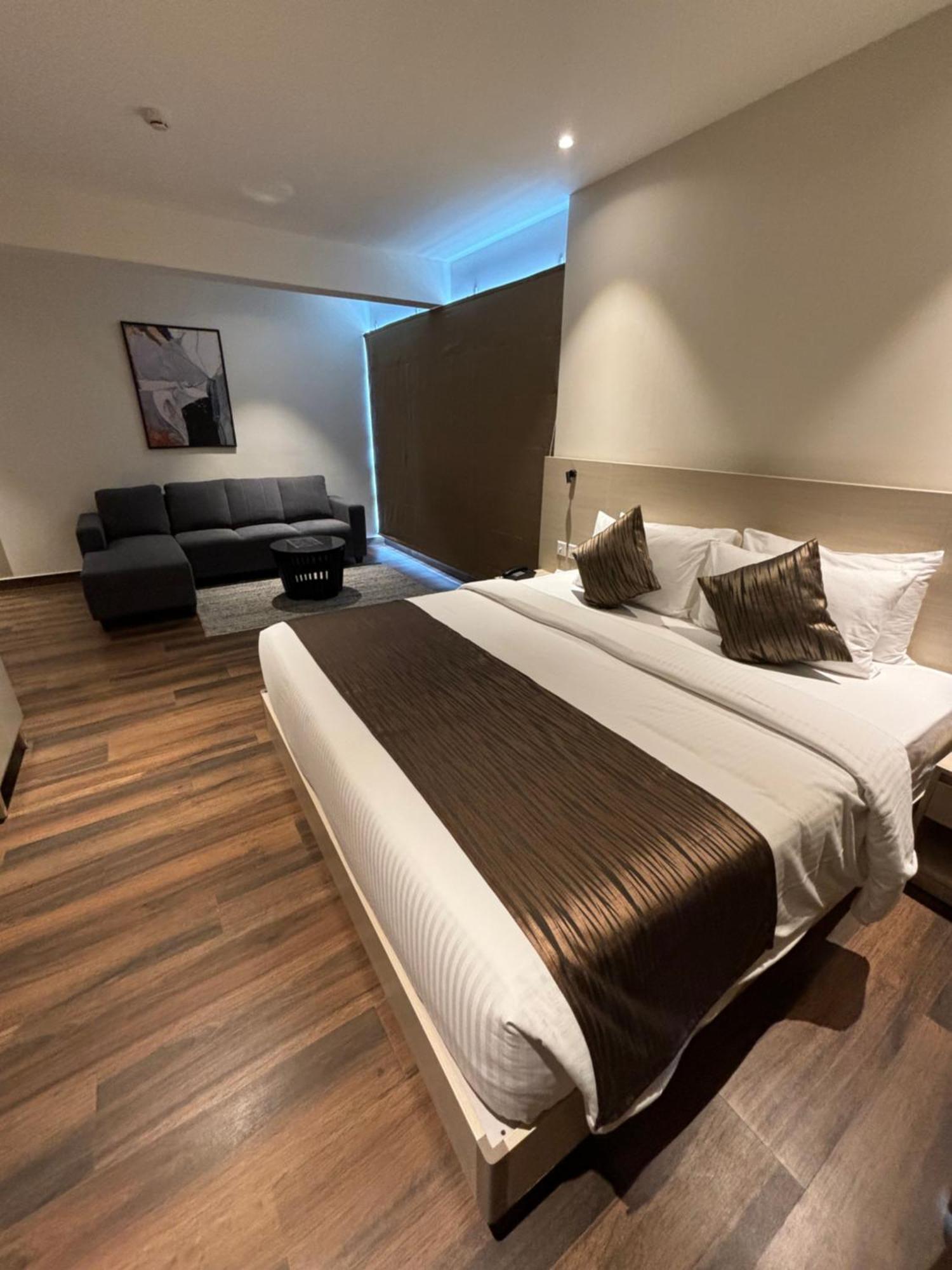 Presidency Airport Hotel Kochi Esterno foto