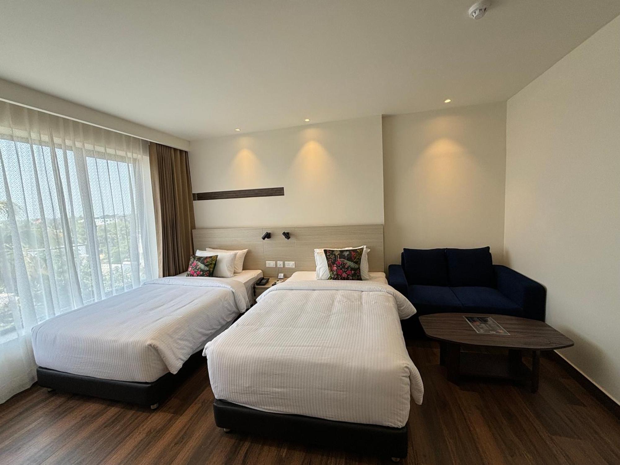 Presidency Airport Hotel Kochi Esterno foto