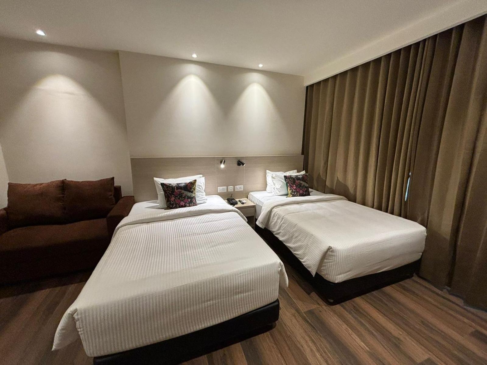 Presidency Airport Hotel Kochi Esterno foto