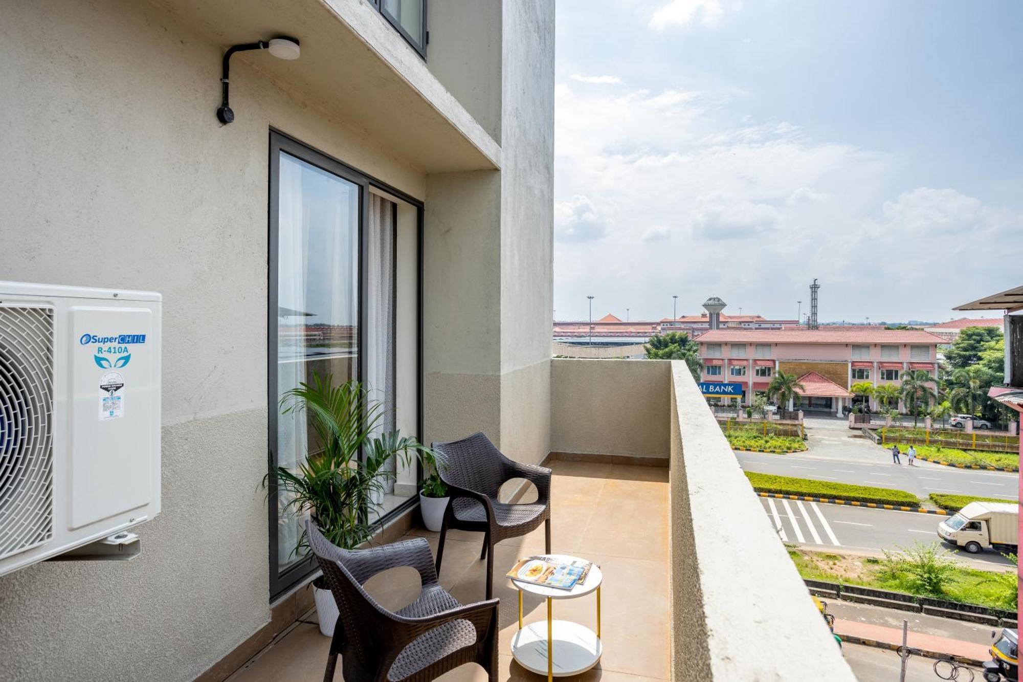 Presidency Airport Hotel Kochi Esterno foto