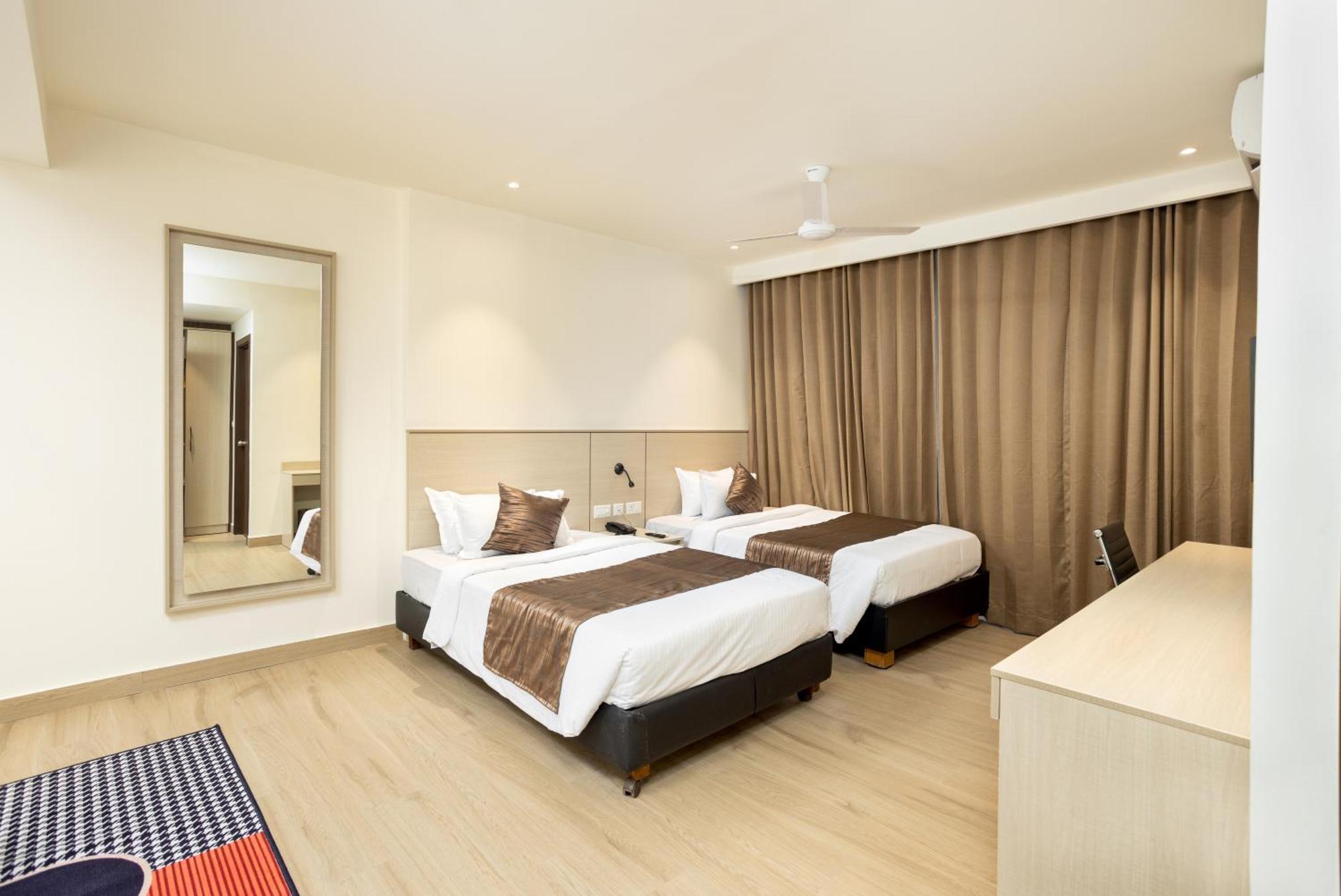 Presidency Airport Hotel Kochi Esterno foto