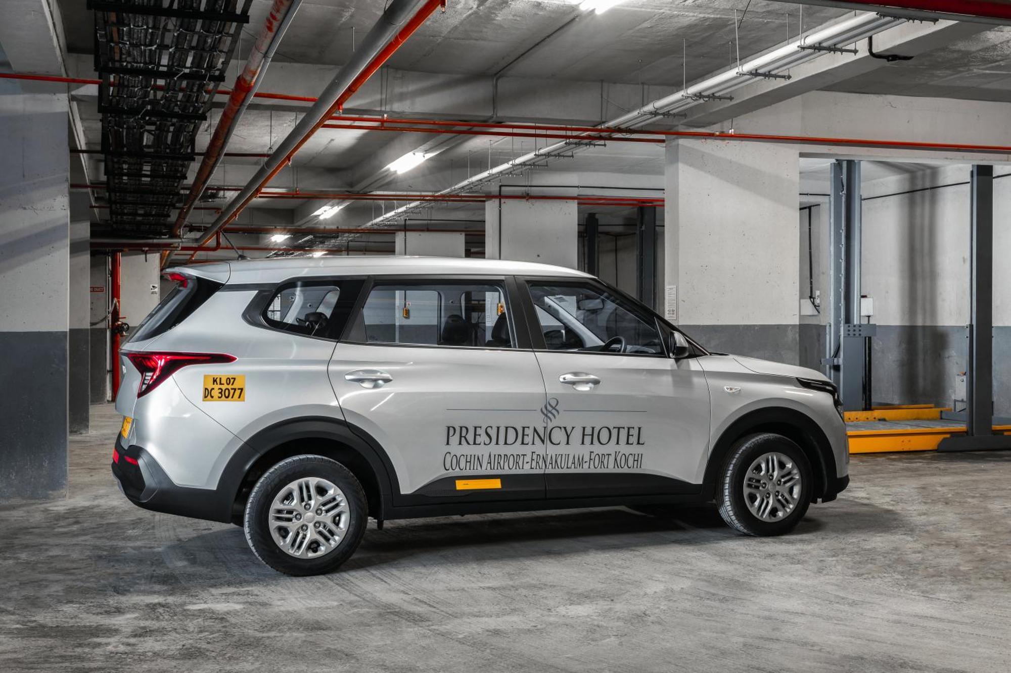 Presidency Airport Hotel Kochi Esterno foto
