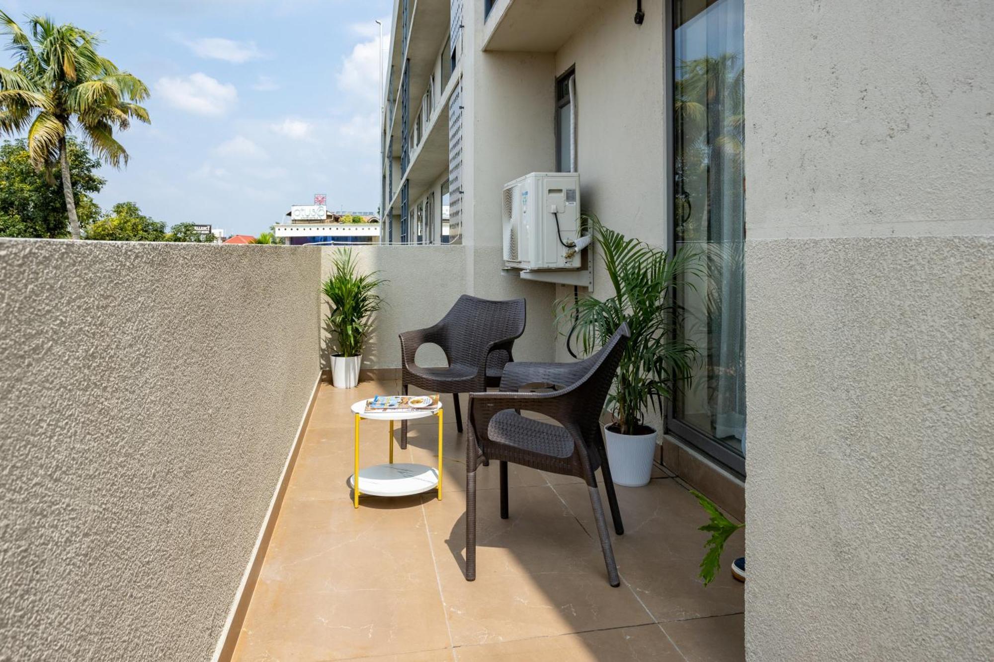 Presidency Airport Hotel Kochi Esterno foto