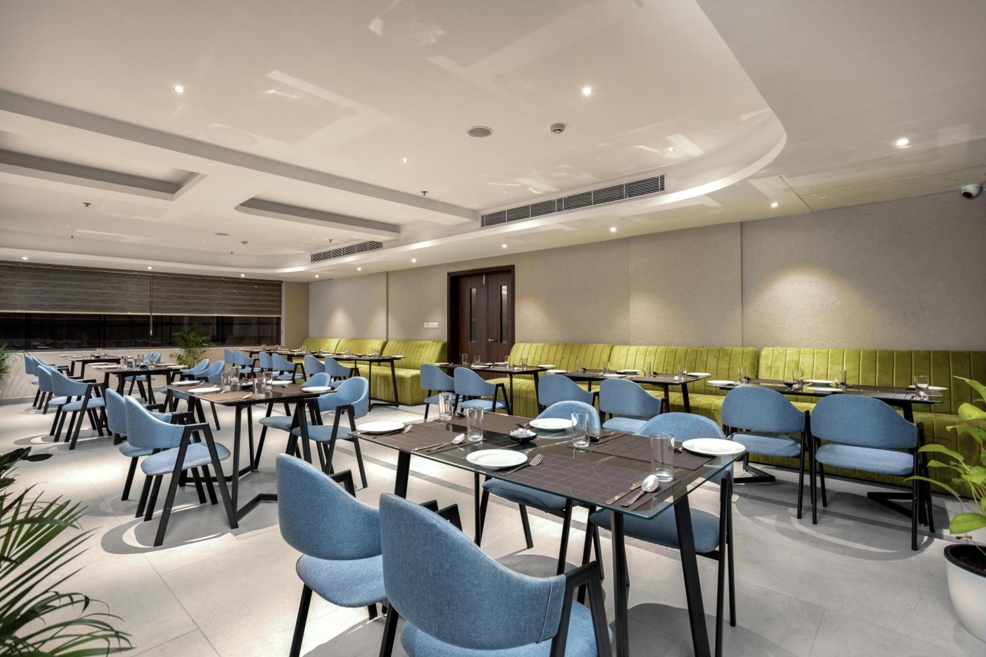Presidency Airport Hotel Kochi Esterno foto