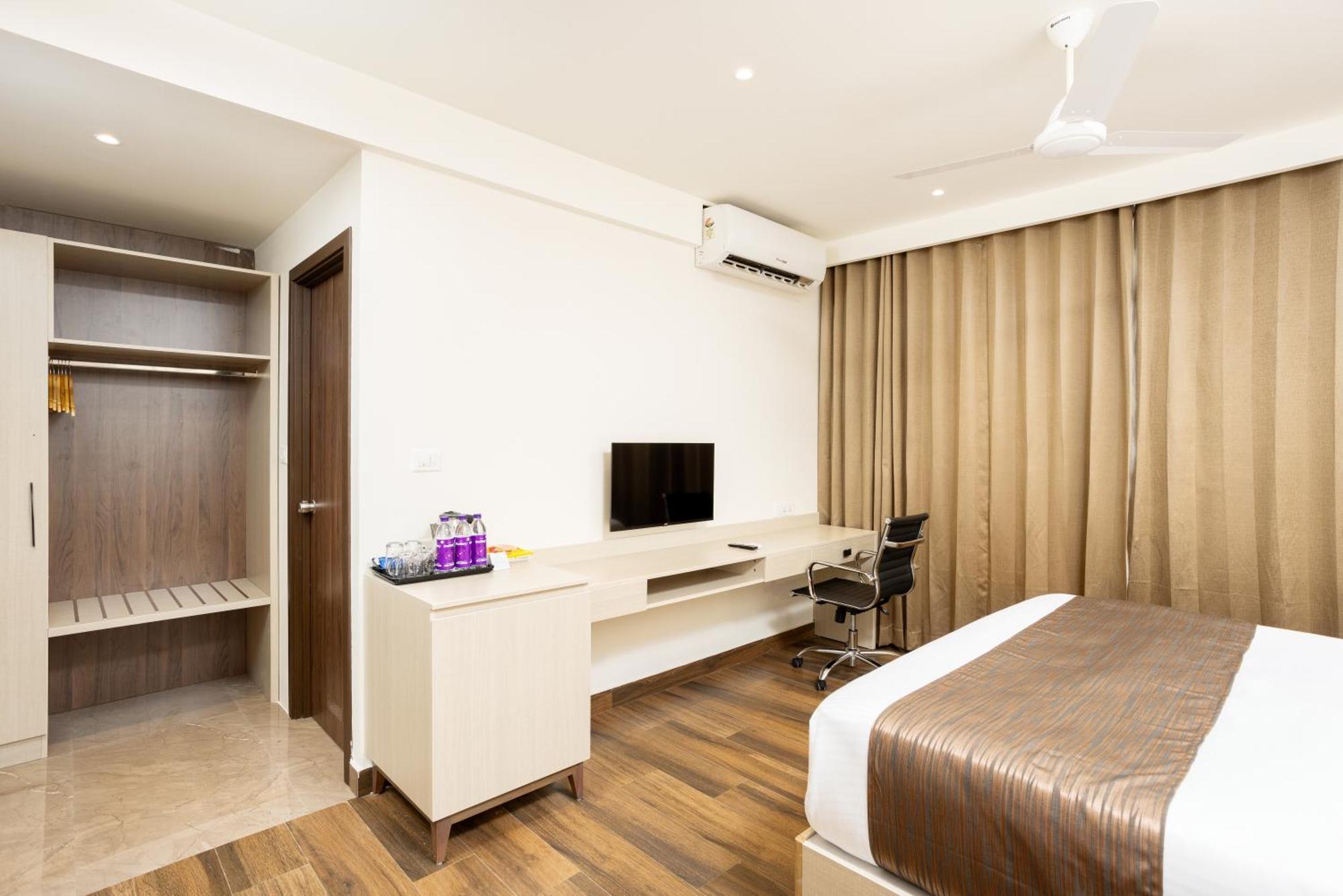 Presidency Airport Hotel Kochi Esterno foto