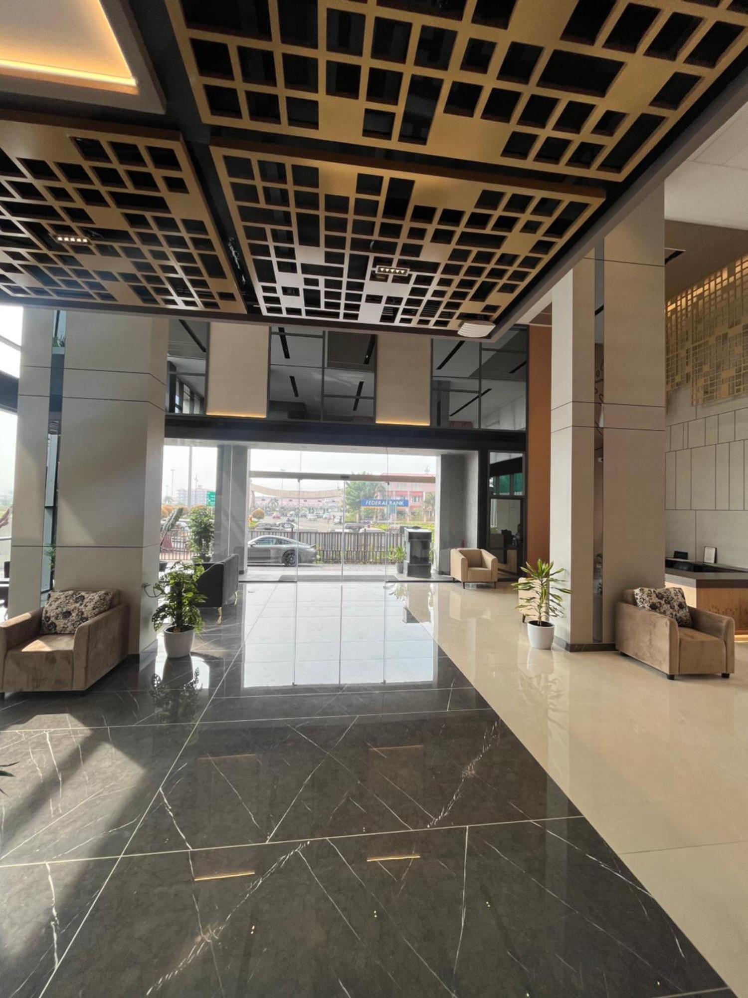 Presidency Airport Hotel Kochi Esterno foto