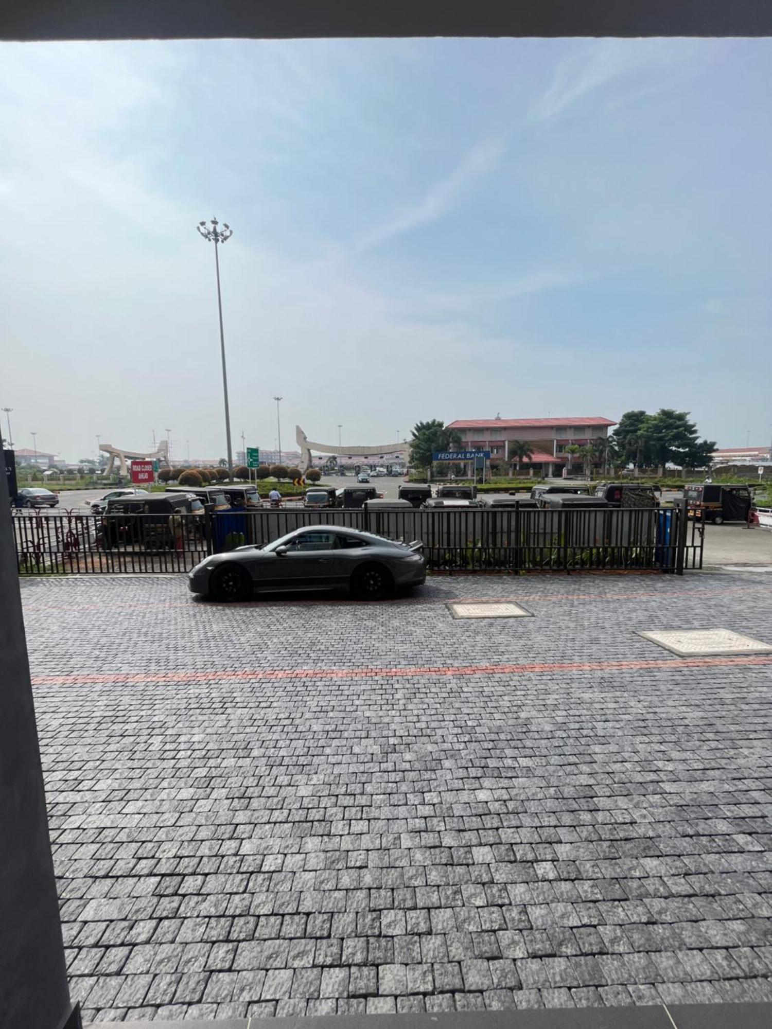 Presidency Airport Hotel Kochi Esterno foto