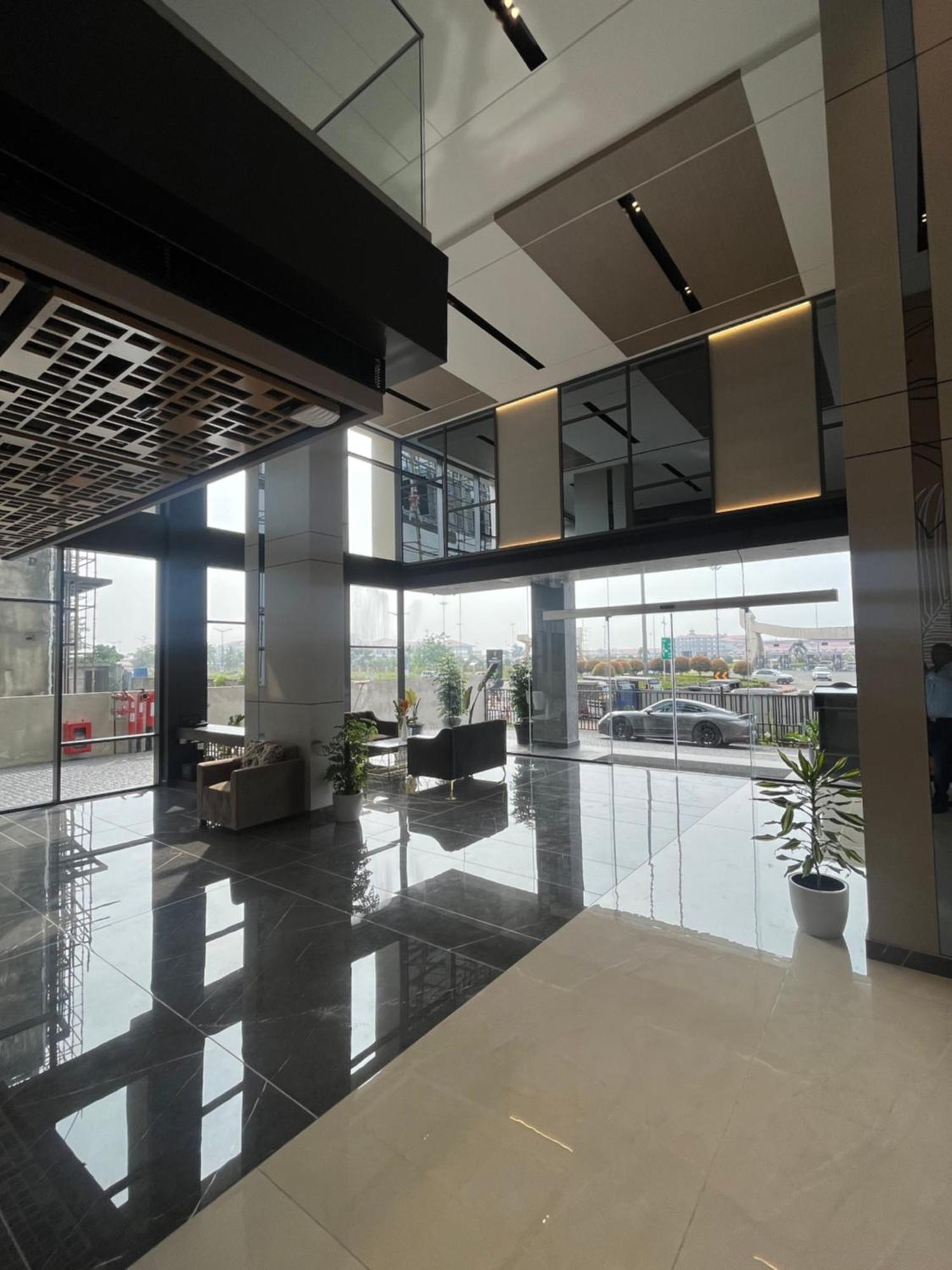 Presidency Airport Hotel Kochi Esterno foto